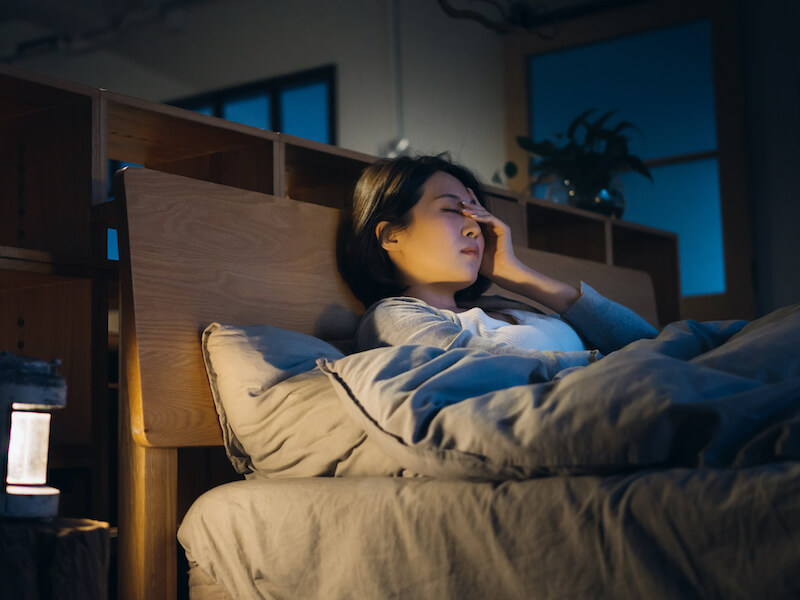 Woman can't sleep at night because she's suffering from tinnitus and anxiety
